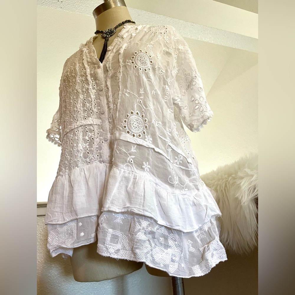 Like NEW!! XS White Eyelet Oversized Johnny Was Top